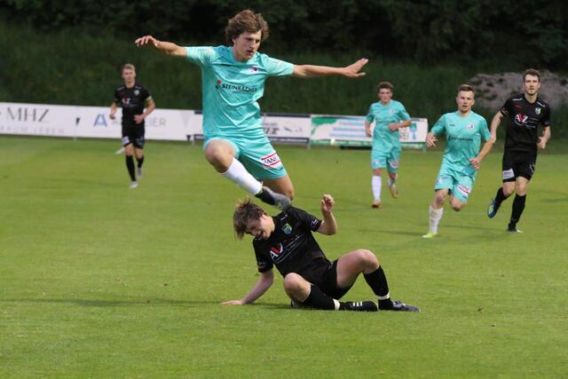 Die Kirchdorfer (türkis) als Überflieger der Liga. | Foto: Habison