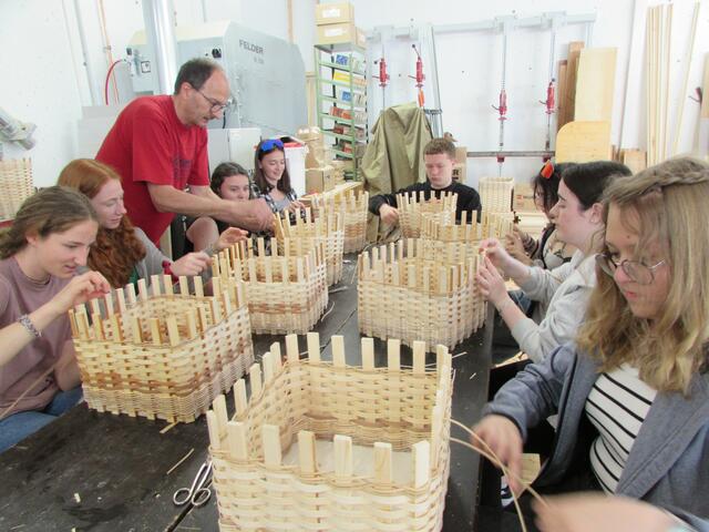 Chris Wechner zeigte den Schüler:innen der PTS Prutz, wie die alte Technik des Körbeflechtens funktioniert. 