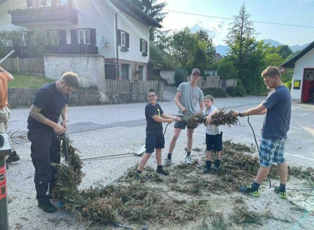 Gemeinsam wurde der Maibaum im Ischler Ortsteil Perneck umgeschnitten und fachgerecht zerkleinert. | Foto: Feuerwache Perneck