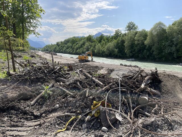 Baggerarbeiten am Fluss: Der Boden wird abgetragen. | Foto: sm