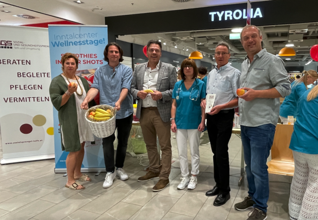 Sorgten für ein vielseitiges "Wohlfühl"-Programm im Inntalcenter (v.l.): Michaela Burger-Simmerl, GV Alexander Schatz, SGS-GF Dr. Robert Hubmann, DGKP Sabine Spari-Schleifer, SGS-Obmann Hans Ortner und Center-Manager Fred Unterwurzacher.