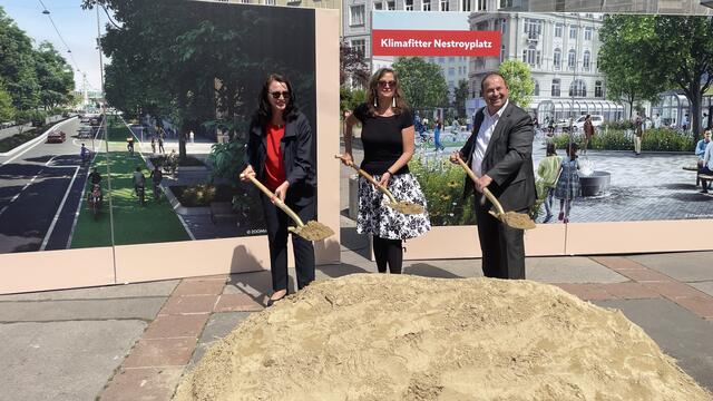 Setzten den Spatenstich für den Umbau der Pratertsraße (v.l.): Neos-Planungssprecherin Selma Arapovic, Planungsstadträtin Ulli Sima und Leopoldstädter Bezirksvorsteher Alexander Nikolai (beide SPÖ). | Foto: Kathrin Klemm