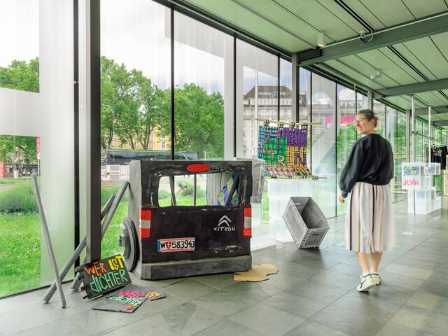 Foto: Ausstellungsansicht: Unfreezing the Scene. Preis der Kunsthalle Wien 2022, mit Werken von Charlotte Gash und Alexandru Cosarca, Kunsthalle Wien 2023, Foto: Klaus Pichler