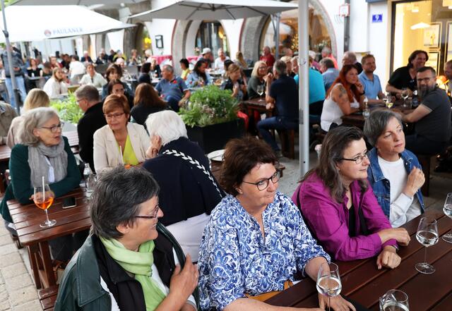 In Telfs leben jede Menge Bands und Musiker/-innen. Eine Handvoll von ihnen steht nun im Rahmen der Eventreihe "Telfs LIVE" im Ortszentrum ihrer Heimat auf der Bühne. | Foto: MG Telfs/Hackl