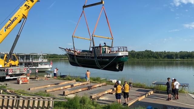 Hundertwassers Regentag wurde wieder zurück ins Wasser gelassen.