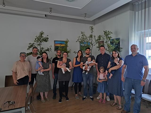 Bürgermeisterin Ulrike Kitzinger, Christian Wager, Marlene Pachinger mit Nora, Christof Krickl, Kerstin Kaiser mit Elena, Verena Leszkovich, Jürgen Reithofer mit Helena, Thomas Fischak und Mavie, Corinna Fischak mit Jannis, Vizebürgermeister Gerhard Hödl | Foto: Gemeinde Sigleß
