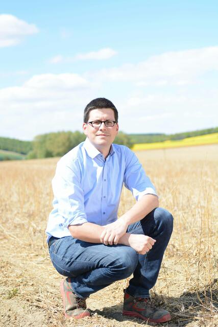 Lorenz Mayr, Vizepräsident der NÖ Landwirtschaftskammer und selbst Landwirt, weiß, der Boden ist das wertvollste Gut der Bäuerinnen und Bauern. Ohne Wasser sieht es da schlecht aus. | Foto: LK NÖ/Georg Pomaßl