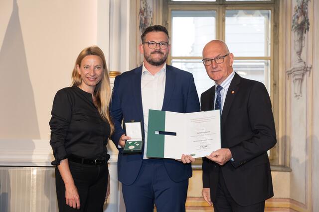 Gehörlosen-Staatsmeister Stefan Kermautz wurde von Bogner-Strauß und Sportunion-Präsident Stefan Herker ausgezeichnet. | Foto: Land Steiermark/Scheriau