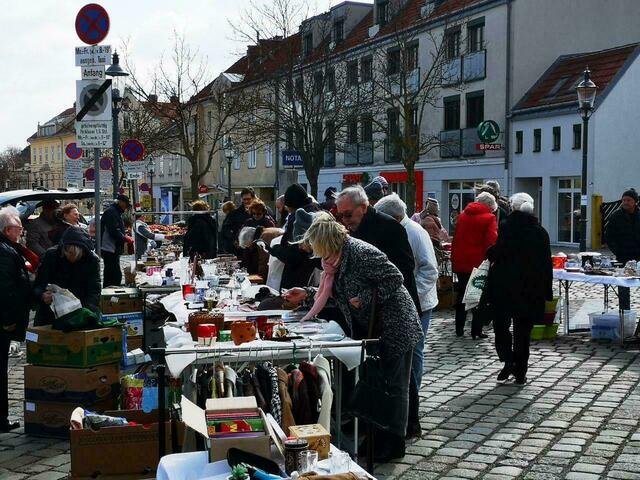 Am morgigen Samstag ist es wieder so weit: Beim Flohmarkt am Maurer Hauptplatz wird die Schnäppchenjagd eröffnet.  | Foto: Monika Kaltenecker