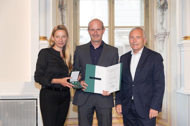 Wurfscheibenschütze Gerald Liebmann bekam seine Ehrung von Bogner-Strauß und ASVÖ-Präsident Christian Purrer. | Foto: Land Steiermark/Scheriau