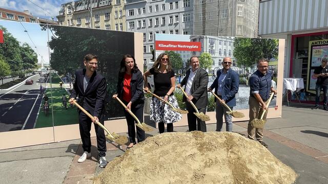 Am Freitag setzte die Politik gemeinsam mit dem Planungsteam den Spatenstich für den Umbau der Praterstraße. | Foto: Kathrin Klemm