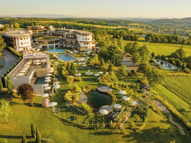 Rund 30 Millionen Euro hat Inhaber Johann Haberl bislang in sein Hotel Larimar in Stegersbach investiert. Die neuesten Investitionen betragen rund 2,7 Millionen Euro.  | Foto: Karl Schrotter Photograph