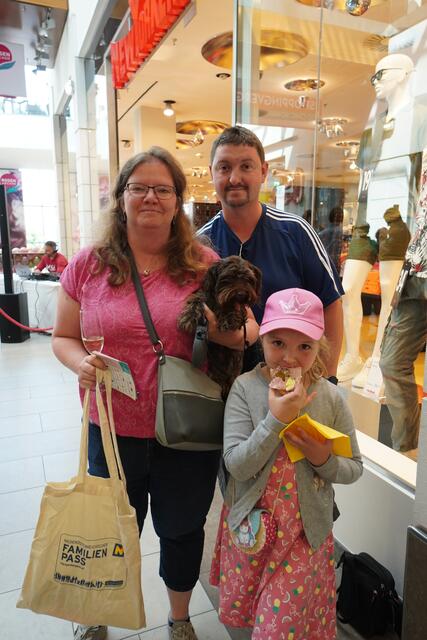 Familie Sprecher feierte inklusive Fellnase mit.