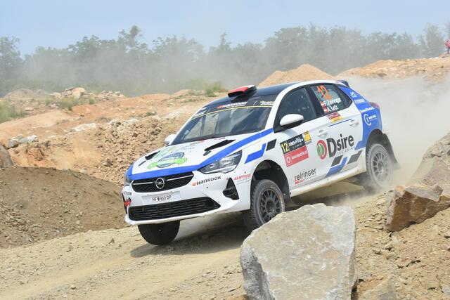 Fabian Zeiringer: „Der Schotter war am Anfang ziemlich rollig und glatt. Dann ist der Grip immer besser geworden. Ich bin sehr zufrieden mit meinen Zeiten, habe aber keine Ambitionen auf die Meisterschaft, kann von da her also relativ locker zu Werke gehen.“ | Foto: Harald Illmer