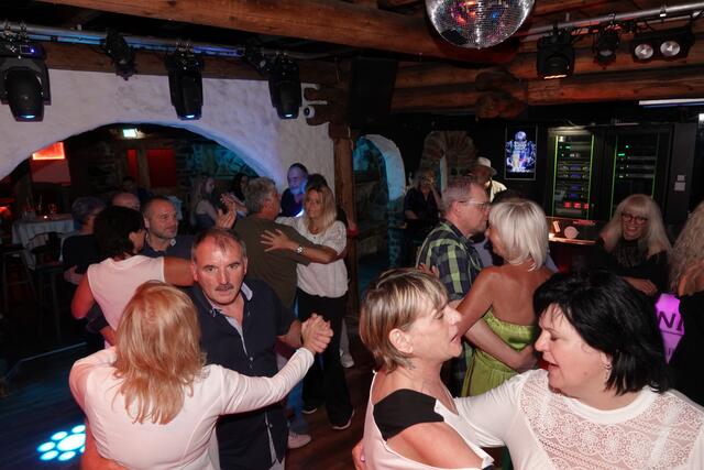 So voll wie hier war die Tanzfläche an diesem Abend des öfteren. | Foto: Michael Blinzer