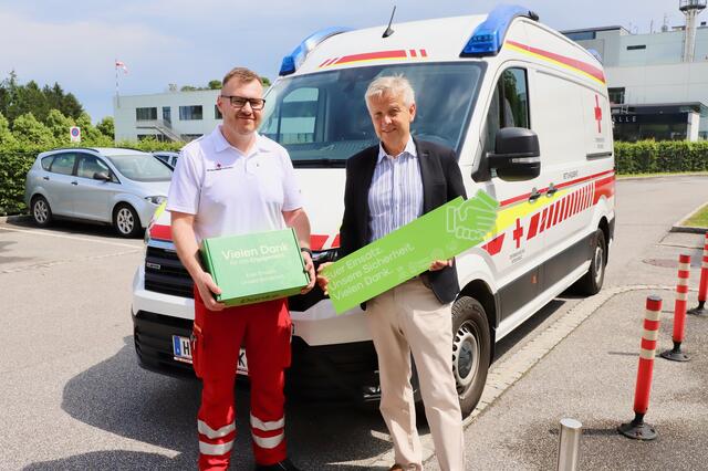 NR Reinhold Lopatka dankte Mario Trenker mit einer Kraftspendebox für seinen ehrenamtlichen Einsatz. | Foto: Alfred Mayer