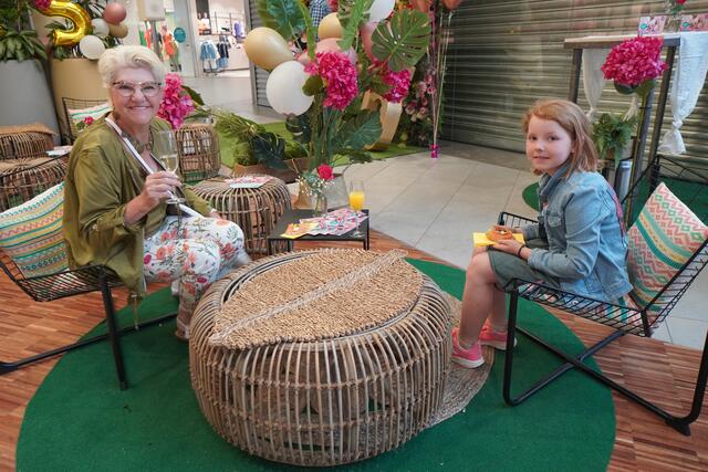 Renate Lechner feierte mit Enkeltochter Leonora den Geburtstag der Rosenarcade.