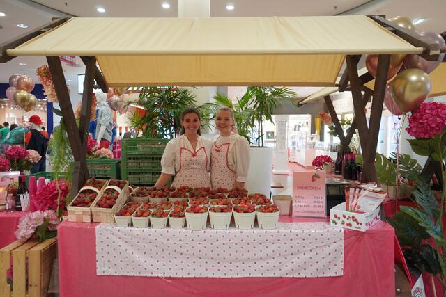 Der Erdbeerbauer Zachamel verköstigte im Erdgeschoß die Shoppinggäste mit seinen fruchtigen Köstlichkeiten.