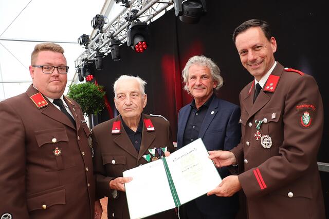 Ehrenlöschmeister Josef Wolf-Maier ist seit 70 Jahren Mitglied der FF Vasoldsberg. OBI Christopher Soboth, Neffe Bgm. Johann Wolf-Maier und NAbg. Ernst Gödl gratulierten. | Foto: Edith Ertl