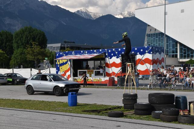 Waghalsige Manöver brachten das Publikum zum Staunen.  | Foto: Kendlbacher