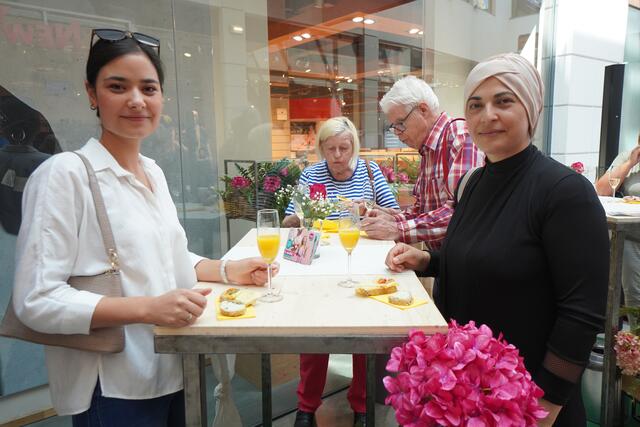Cafiye und Kadriye stießen auf den 15. Geburtstag des Shoppingcenters an.