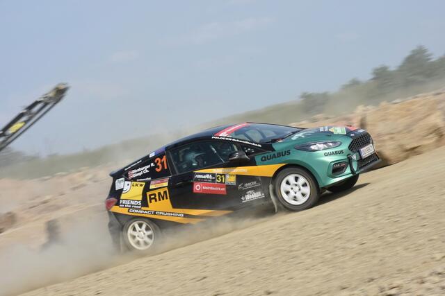 Raphael Dirnberger: „Das ist erst meine dritte Schotterrallye, daher bin ich noch am Lernen. Schwierigkeiten hatte ich auf der ersten SP durch den vielen Staub. Ich freue mich über die Führung, aber die Rallye ist noch lang. Ich muss erst ins Ziel kommen.“
 | Foto: Harald Illmer