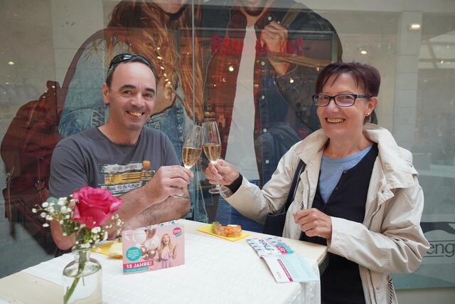 Gerald und Veronika waren eine der ersten Gäste die auf den 15. Geburtstag anstießen.