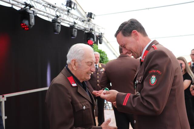 70 Jahre ehrenamtlich im Dienst der Feuerwehr: ELM Josef Wolf-Maier (li) und NAbg. Ernst Gödl | Foto: Edith Ertl