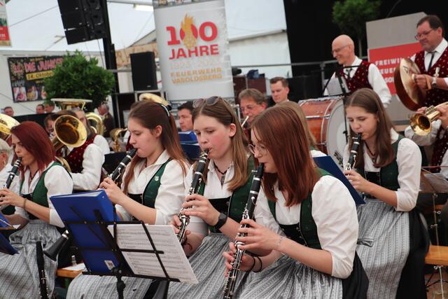 Die Marktmusik Vasoldsberg eröffnete zum Jubiläum 100 Jahre FF Vasoldsberg das Musikprogramm mit der Festmusik von Weber  | Foto: Edith Ertl