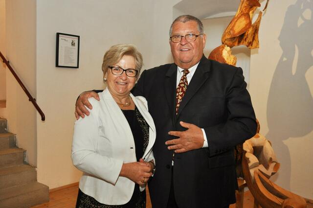 Tenorsolist und Chorleiter des MGV Straßburg Karl Pöcher mit Ehefrau Elfi