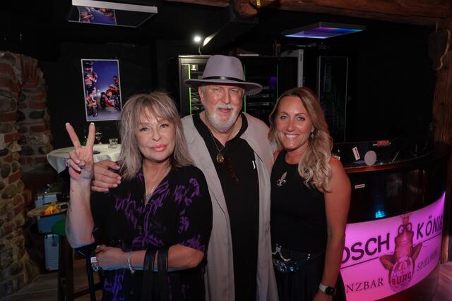 Die beiden Musiker Gerry Torro &amp; Masha (l.) zeigten sich gemeinsam mit Burgchefin Birgit Neumann sichtlich zufrieden. | Foto: Michael Blinzer