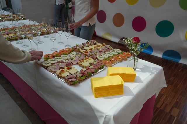 Kaum war das Brunch-Buffet eröffnet, kamen auch schon die ersten zur Verkostung.