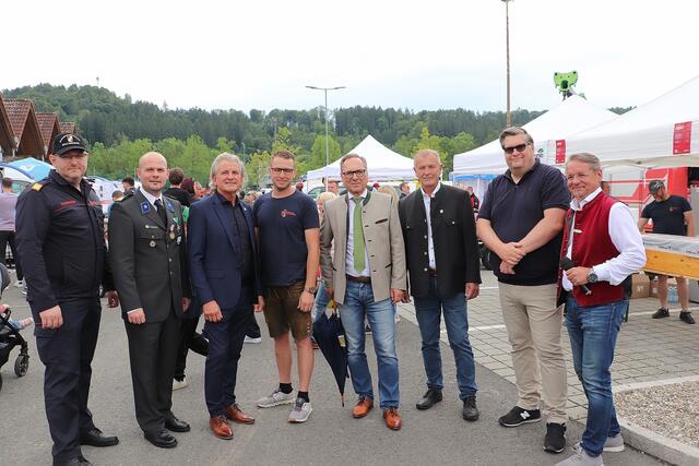 BR Bernhard Konrad, RK-Bezirksstellenleiter Johannes Weinrauch, Bgm. Johann Wolf-Maier, HBI Kevin Linhart, Harald Eitner, Vzbgm. Andreas Url, GK Florian Czerny sowie Heribert Uhl/Zivilschutzverband. | Foto: Edith Ertl