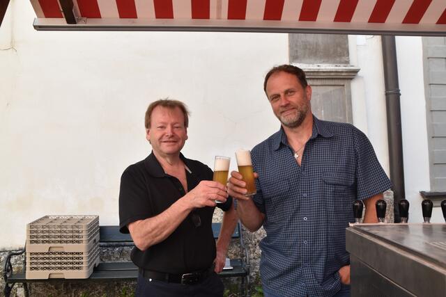 Raimund und Thomas von der Brauerei Windisch waren mit zahlreichen Bierkreationen vertreten. | Foto: Kendlbacher