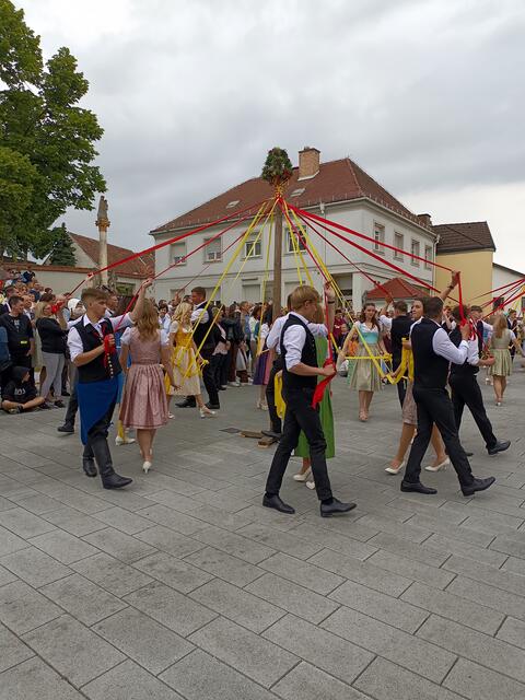 Die Robischburschen und -mädchen beim "Bandltanz"