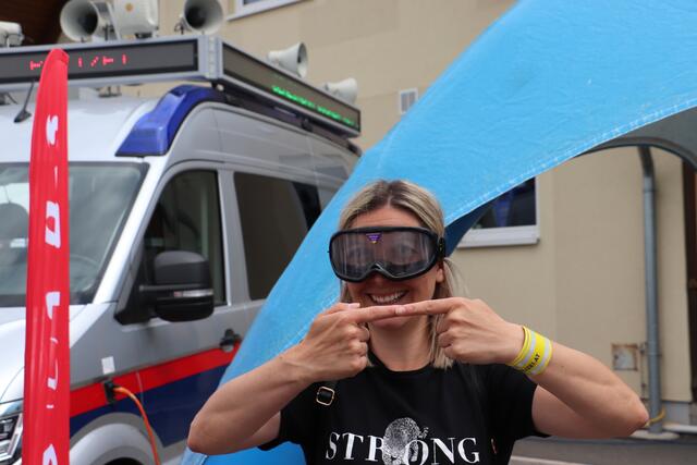 Am ARBÖ-Stand konnte die Rauschbrille getestet werden. Sie zeigt, wie die Motorik unter Alkoholeinfluss beeinträchtigt ist.  | Foto: Edith Ertl