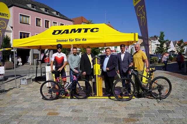 V.l.: Thomas Elsigan (Kosmopiloten), Martin Becker (schneider-consult Ziviltechniker GmbH), Markus Tüchler (stellvertretender ÖAMTC-Stützpunktleiter in Zwettl), Bürgermeister Franz Mold sowie die Stadträte Erich Stern und Johannes Prinz | Foto: Evi Leutgeb