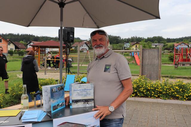 Die Steirische Hagelabwehr Genossenschaft präsentierte sich mit einem Stand und in der Luft. Vier Hagelflieger Marke Cesna 182 flogen über das Veranstaltungsgelände und grüßten das zahlreiche Publikum mit einem Promotionflug.  | Foto: Edith Ertl