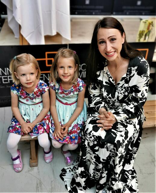 Luisa und Emma Schinner mit Moderatorin Lydia Prenner-Kasper.