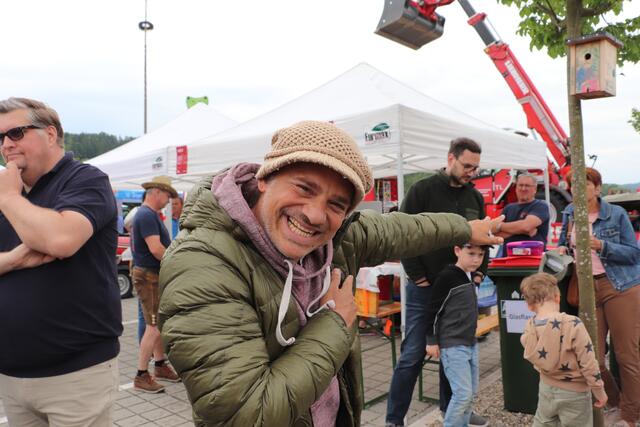 Singer-Songwriter Leo Aberer gab der Feuerwehr seiner Heimatgemeinde beim Sicherheitstag die Ehre seines Besuchs. | Foto: Edith Ertl