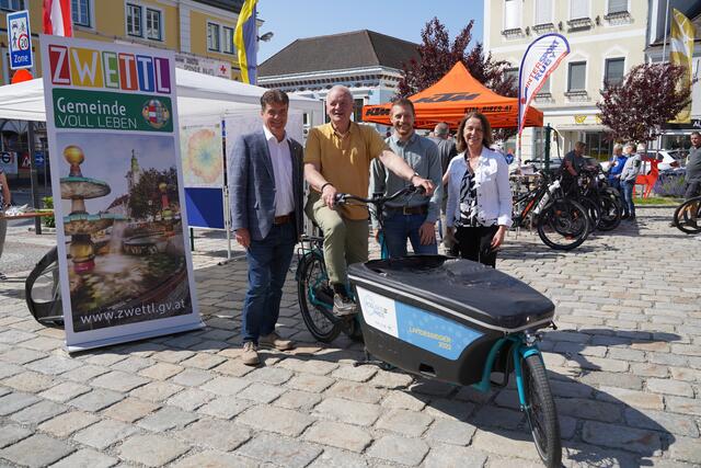 V.l.: Erich Stern, Hannes Prinz am Lastenfahrrad, Anne Blauensteiner und Martin Becker | Foto: Evi Leutgeb