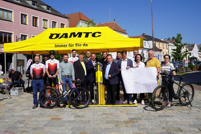 Präsentation des neuen Alltagsradwegekonzepts und eines ÖAMTC Fahrrad-Stützpunktes v.l.: Franz Kolm, Gabriel Prinz, Thomas Elsigan, Martin Becker (Schneider Consult Ziviltechniker GmbH), Paul Robl, Markus Tüchler (stellvertretender ÖAMTC-Stützpunktleiter in Zwettl), Christian Mühlbacher, Harald Lokotar (ÖAMTC), Christian Boden, Bürgermeister LAbg. Franz Mold, Christoph Böhm, Stadtrat Erich Stern, Gerald Berger, die Stadträte Anne Blauensteiner und Johannes Prinz sowie Elisabeth Wachter (NÖ.Regional) | Foto: Evi Leutgeb