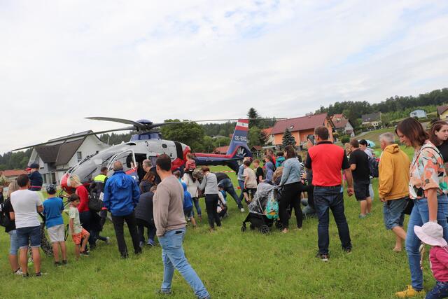 Einen Hubschrauber aus nächster Nähe sehen, das wollten wohl alle. | Foto: Edith Ertl
