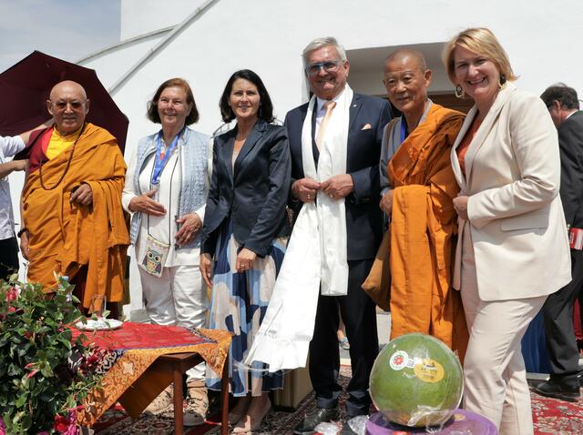 Chetshang Rinpoche, Elisabeth Lindmayer, Karin Zeiler, Alfred Riedl, Bop Jon Sunim und Helga Krismer-Huber. | Foto: Christian Nowotny