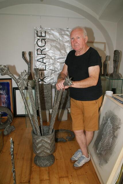 Ludwig Haas mit seiner Stahlskulptur "Vergänglichkeit". | Foto: Anna Maria Kaufmann