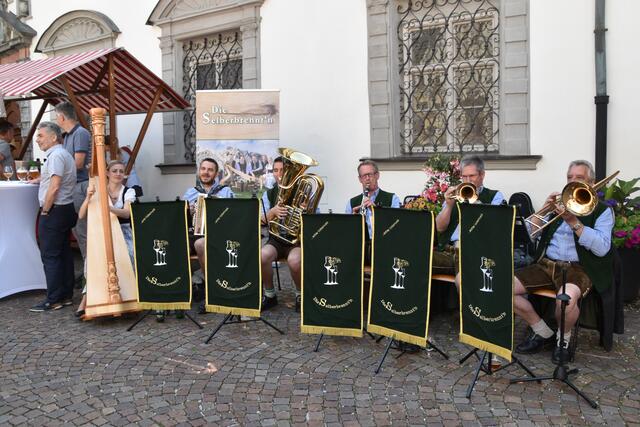 Die Selberbrenntn waren in ihrem Element und sorgten für heitere Stimmung am Stiftsplatz. | Foto: Kendlbacher