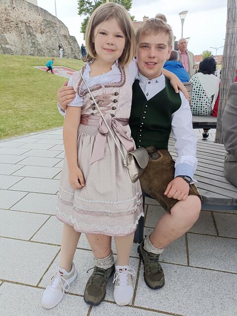 Pia und Jonas warten auf die Robischburschen und -mädchen