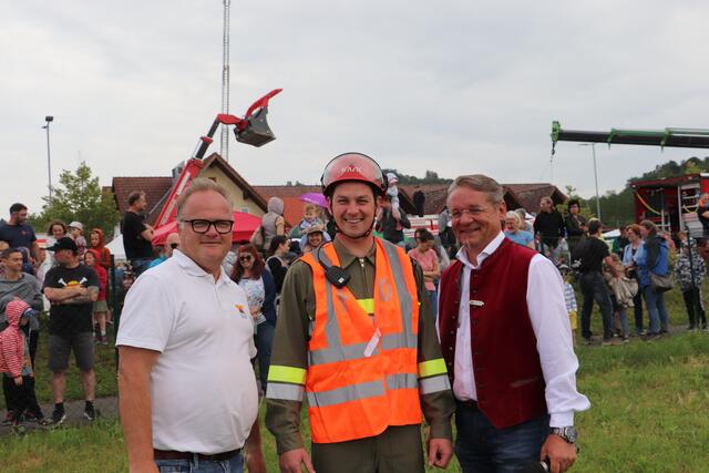 Günter Macher (li) und Heribert Uhl vom Zivilschutzverband mit Wolfgang Hubmann, der bravourös den Polizeihubschrauber zur Landung einwies. | Foto: Edith Ertl