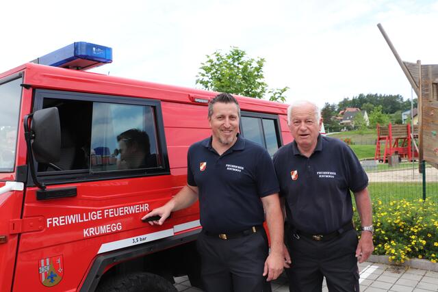 Was Ehrenamtliche leisten, zeigte auch die FF Krumegg. Die Florianis reparierten in Eigenregie einen alten Pinzgauer Bj '92 und machten ihn flott zu einem Sonderfahrzeug der Feuerwehr.  OBI Mario Kurzmann (li) und Ehren-OBI Albert Schwarz stellten das runderneuerte Fahrzeug vor.  | Foto: Edith Ertl