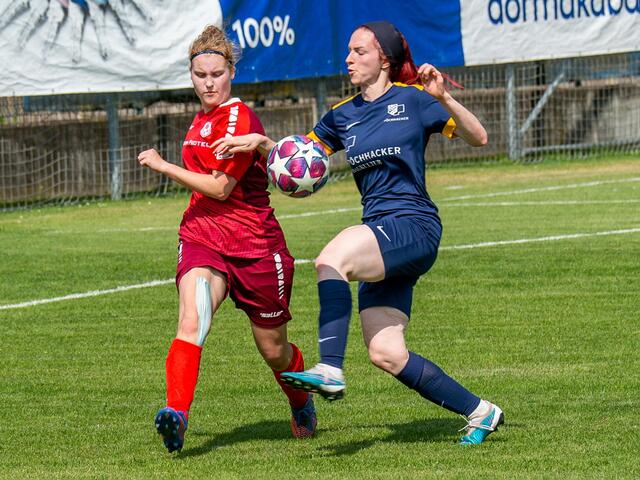 SCH Spielerin Pfeffer Leonie (rotes Trikot ) im Zweikampf um den Ball | Foto: Pfaller Stefan